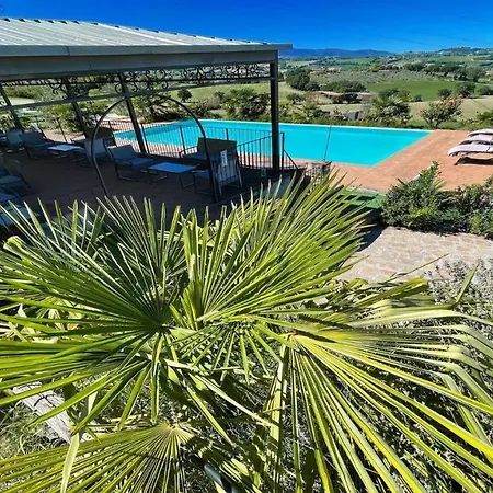 Fabulous Spoleto-poolside-sleeps-20pool, Jacuzzi, Gardens *