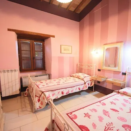 Fabulous Spoleto-poolside-sleeps-20pool, Jacuzzi, Gardens Spoleto