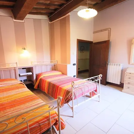 Fabulous Spoleto-poolside-sleeps-20pool, Jacuzzi, Gardens