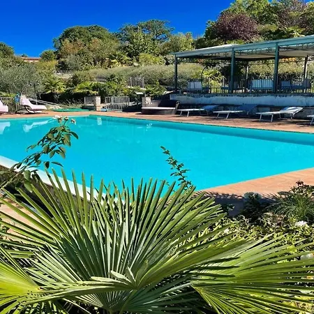 Vila Fabulous Spoleto-poolside-sleeps-20pool, Jacuzzi, Gardens Spoleto