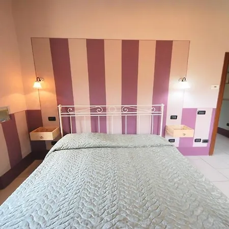 Fabulous Spoleto-poolside-sleeps-20pool, Jacuzzi, Gardens * Spoleto