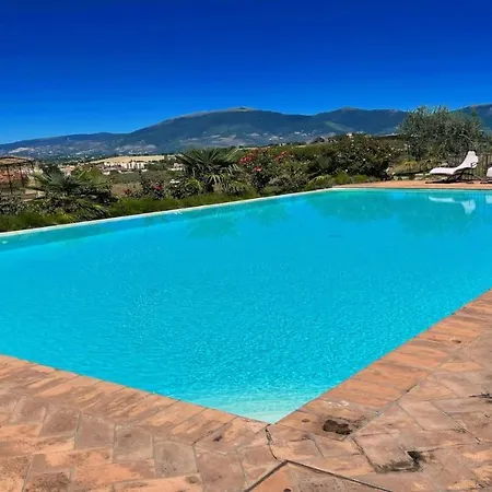 Fabulous Spoleto-poolside-sleeps-20pool, Jacuzzi, Gardens *
