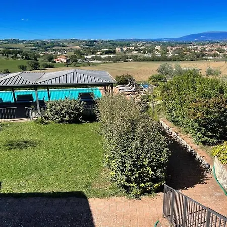 Fabulous Spoleto-poolside-sleeps-20pool, Jacuzzi, Gardens *