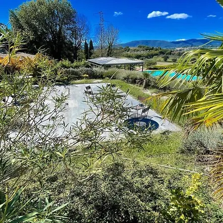 Fabulous Spoleto-poolside-sleeps-20pool, Jacuzzi, Gardens Villa