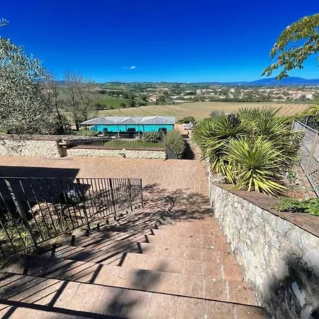 Fabulous Spoleto-poolside-sleeps-20pool, Jacuzzi, Gardens Vila