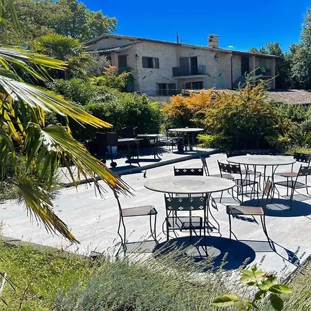 Fabulous Spoleto-poolside-sleeps-20pool, Jacuzzi, Gardens Spoleto