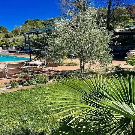 Fabulous Spoleto-poolside-sleeps-20pool, Jacuzzi, Gardens Villa Spoleto